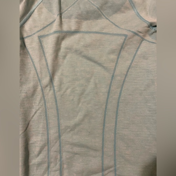 Ivivva shirt long sleeve with thumb holes - Picture 3 of 7